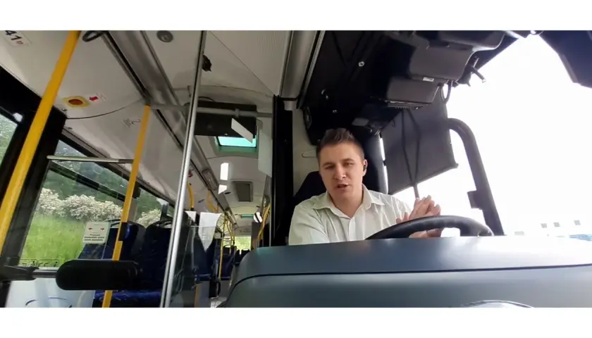 Kierowca autokaru: kto naprawdę decyduje o trasie? Poznaj podział ról.