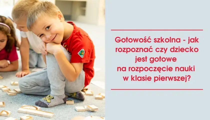 Uśmiechnięty chłopiec w czerwonej koszulce bawi się klockami z innymi dziećmi.