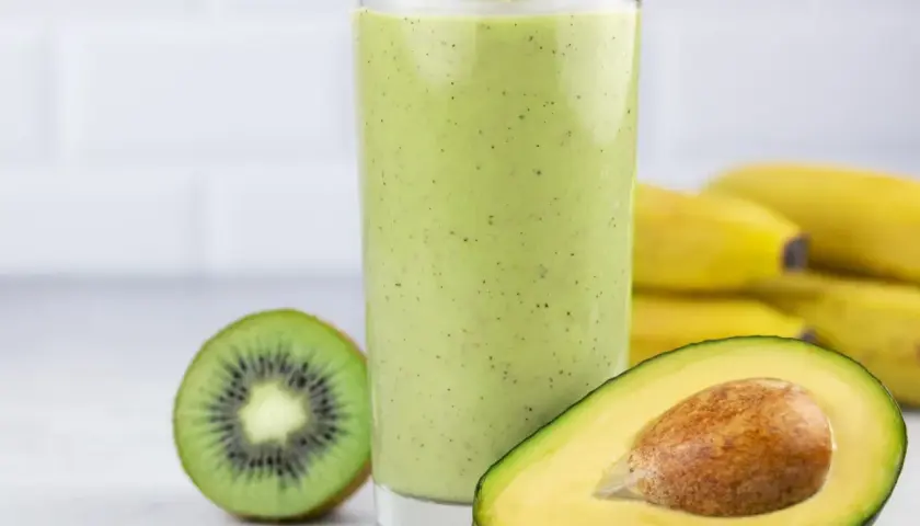 Zielony koktajl z awokado, kiwi i bananów. Idealne na zdrowe śniadanie. Awokado przepisy na pyszne smoothie.