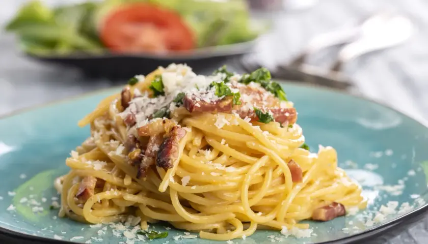 Spaghetti Carbonara, ein Klassiker der italienischen Küche. Dieses Gericht ist ein Beweis dafür, dass einfache Zutaten zu köstlichen Pasta Rezepten führen können.