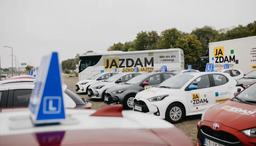 Flota aut szkoły jazdy "Ja Zdam". Zastanawiasz się, prawo jazdy od ilu lat można zdobyć? Sprawdź ofertę!