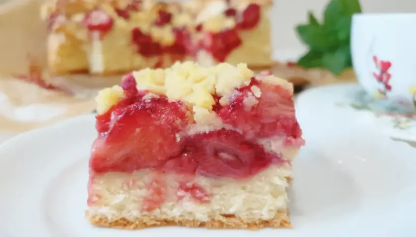 Pyszne ciasto drożdżowe z truskawkami i kruszonką, idealne na letnie popołudnie.