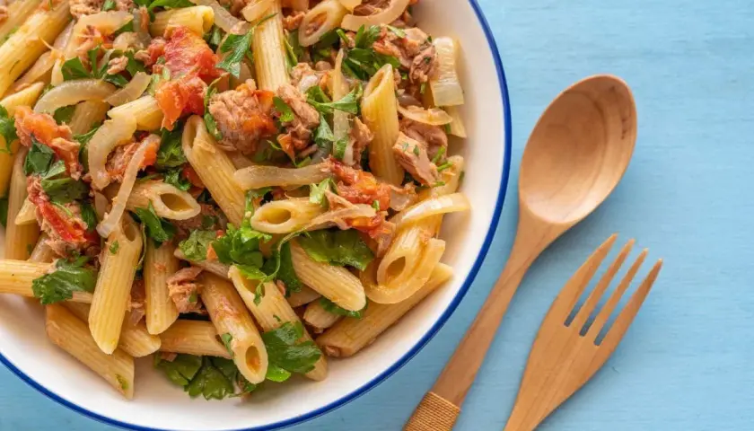 Penne z tuńczykiem, pomidorami i natką pietruszki. Proste i pyszne danie, idealne na szybki obiad.