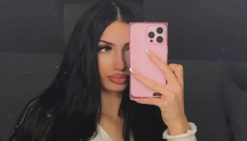 Viki Gabor bez makijażu robi selfie z różowym telefonem.