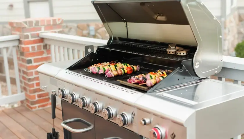 Brochettes colorées sur un barbecue à gaz, prêt pour un repas savoureux. Ce barbecue gaz nettoyage facile vous simplifie la vie.