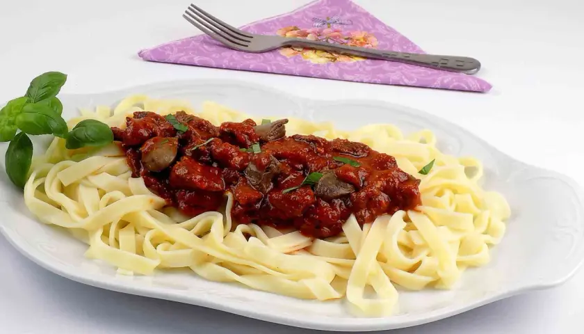 Serca drobiowe w sosie pomidorowym z grzybami podane na tagliatelle. Pyszny sposób, jak przygotować serca drobiowe.
