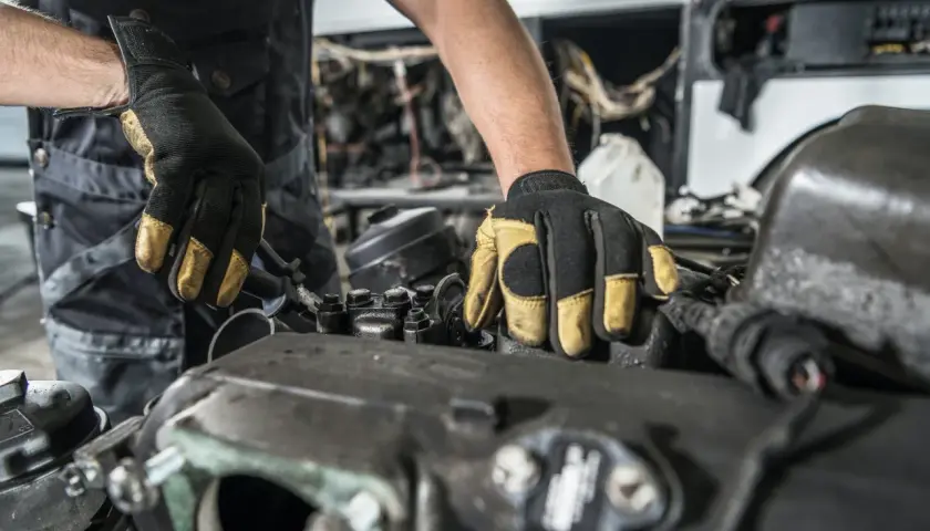Mecánico revisa un motor 2.0 TDI 150cv. Opiniones sobre su rendimiento y fiabilidad.
