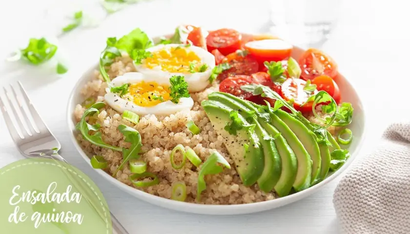 Deliciosa ensalada de quinoa para cenar, con huevo cocido, aguacate, tomates cherry y rúcula. ¡Una opción saludable y sabrosa!