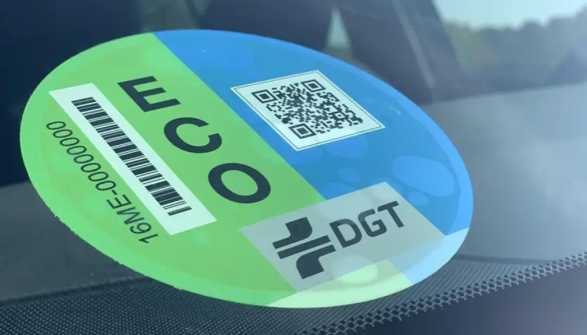 Pegatina DGT ECO para motos, con código QR y código de barras. Cumple normativa euro 6.