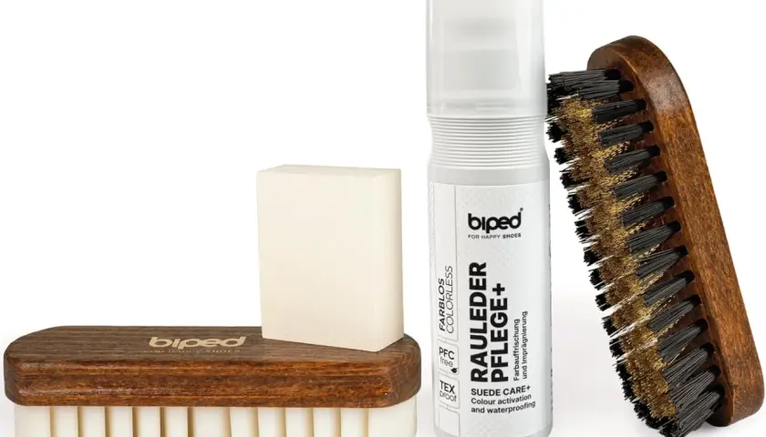 Kit pour savoir comment nettoyer du nubuck clair : brosse en bois, gomme et spray protecteur.