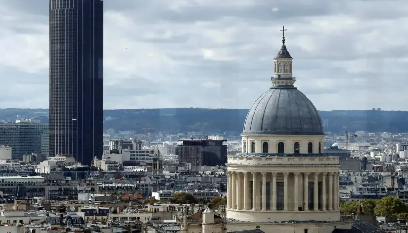Widok na Paryż z kopułą Panteonu i wieżowcem Montparnasse w tle.