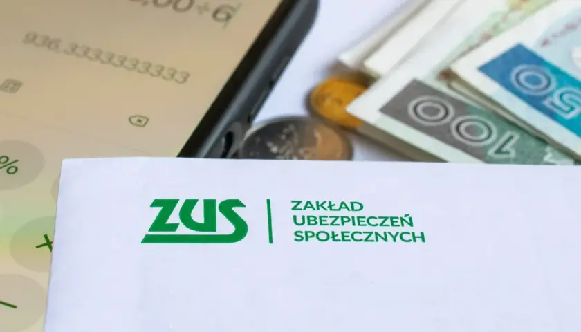 ZUS i pieniądze na koncie, być może to renta po przeszczepie szpiku. Kalkulator na telefonie pokazuje kwoty.