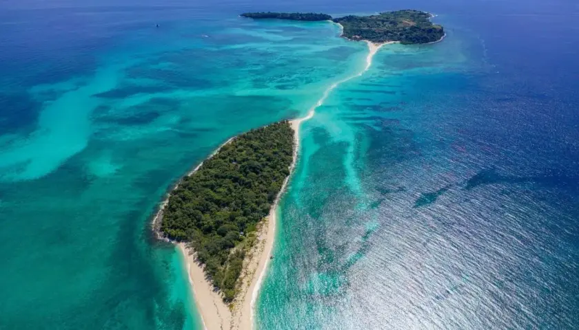 Rajskie plaże i turkusowa woda – idealne miejsce na **Madagaskar wakacje**. Dwie zielone wyspy połączone piaszczystym pasem.