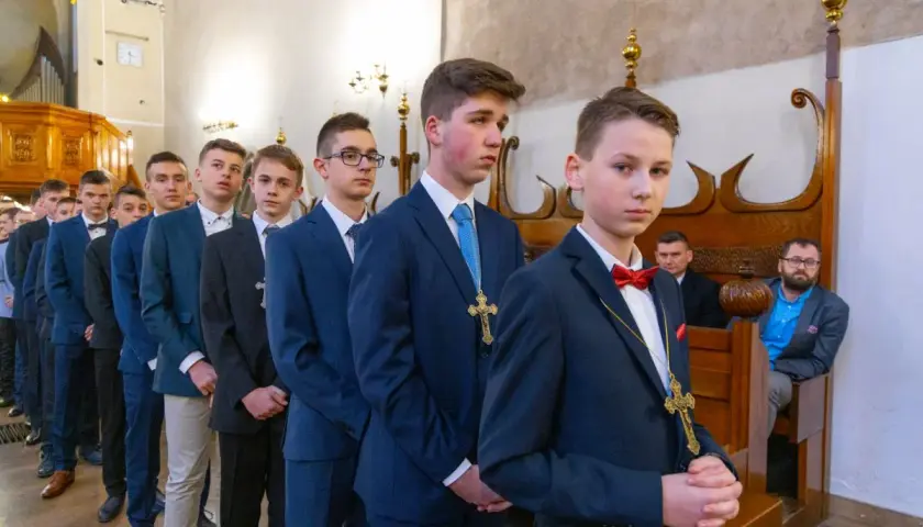 Elegancko ubrani chłopcy w garniturach, gotowi na bierzmowanie dziecka. Wskazówka, jak się ubrać na bierzmowanie dziecka.