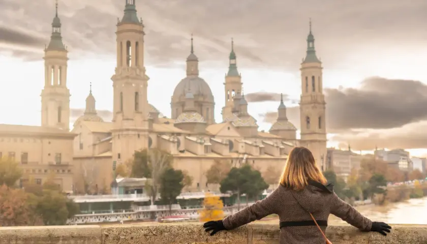 Kobieta podziwia Bazylikę del Pilar nad rzeką Ebro w Saragossie.