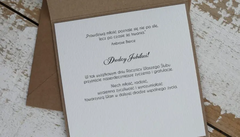 Elegancka kartka z życzeniami z okazji 20 rocznicy ślubu. Cytat o miłości i gratulacje dla Jubilatów.