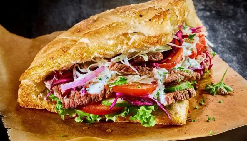 Ile kcal ma kebab w bułce? Zaskakujące kalorie i składniki