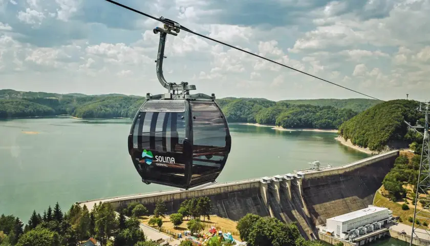 Kolejka gondolowa nad zaporą w Solinie, z widokiem na jezioro i zielone wzgórza. Wspaniały park widokowy.