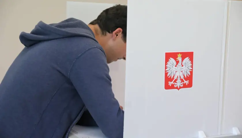 Młody mężczyzna w budce do głosowania. Czy to jego wybór wyjaśnia, dlaczego w sondażach Konfederacja notuje dwucyfrowy wynik wśród najmłodszych wyborców?