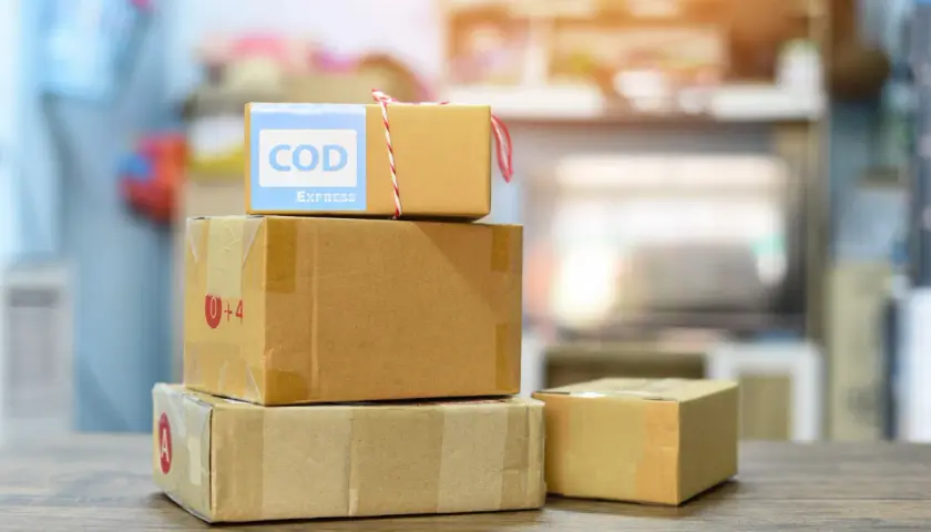Paczki z napisem "COD EXPRESS". Czy za pobraniem można płacić kartą? To pytanie nurtuje wielu kupujących online.