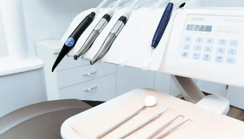 Instruments de dentiste prêts à l'emploi. Si vous avez besoin d'aide pour rédiger une modèle lettre réclamation dentiste, cette image vous rappelle le contexte.