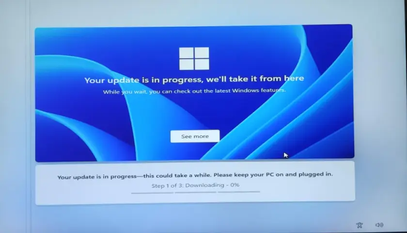 Windows 11 upgrade oder neuinstallation: Fortschrittsanzeige zeigt "Downloading - 0%" für das Update.