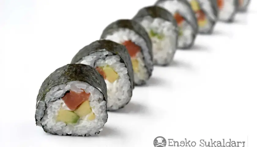 Rollos de sushi caseros con salmón, aguacate y huevo. Aprende como hacer sushi en casa con esta deliciosa receta.