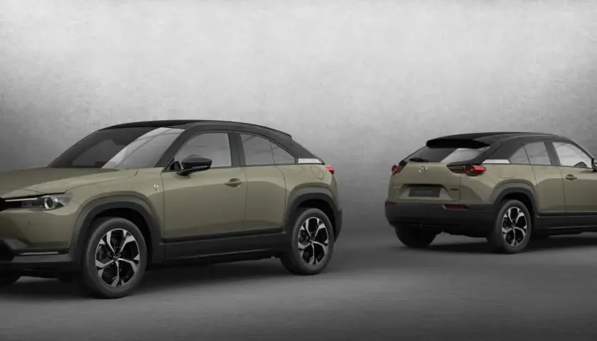 Dwa samochody Mazda MX-30 w kolorze oliwkowym z czarnym dachem, prezentowane z przodu i z tyłu.
