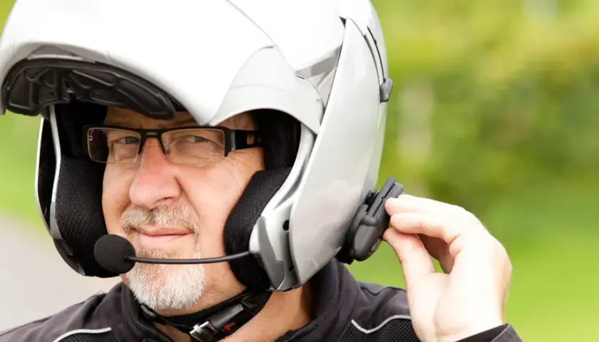 Interkom do kasku motocyklowego: Jak wybrać idealny zestaw?