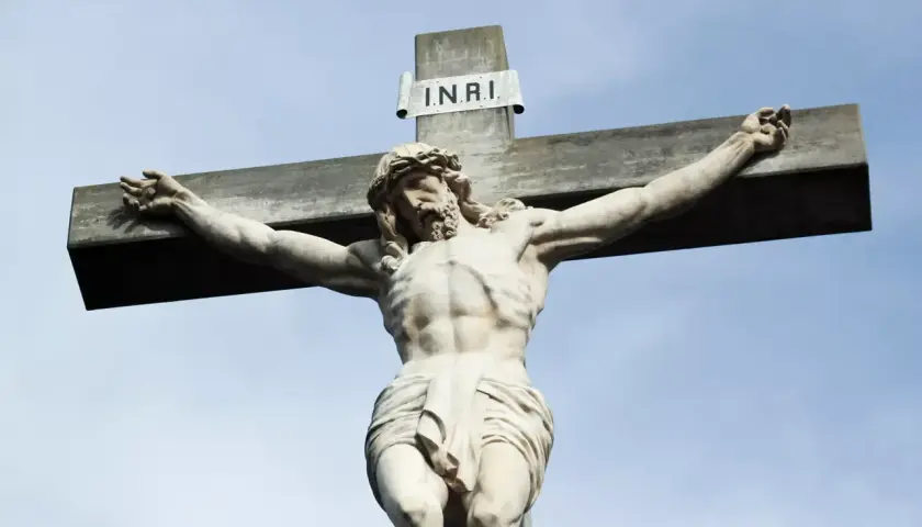Statue von Jesus am Kreuz, mit der Tafel "I.N.R.I.", die für "Jesus von Nazareth, König der Juden" steht.