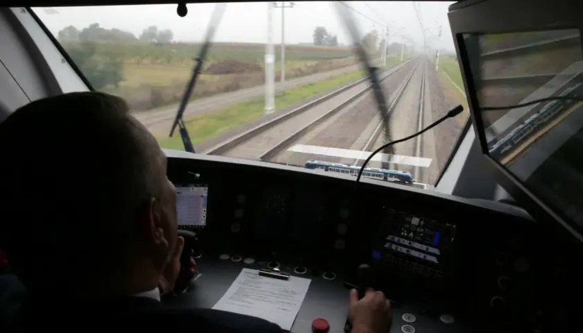 Maszynista prowadzi pociąg, a jego zarobki w Polsce zależą od doświadczenia i firmy.