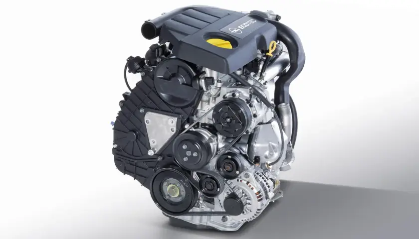 Silnik diesla Opel 1.7 CDTI, znany z Astry H, z widocznym osprzętem i paskami napędowymi.