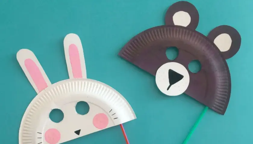 Zwei selbstgebastelte Masken für Kinder: ein Hase und ein Bär aus Papptellern. Perfekt zum Spielen und für Fasching!