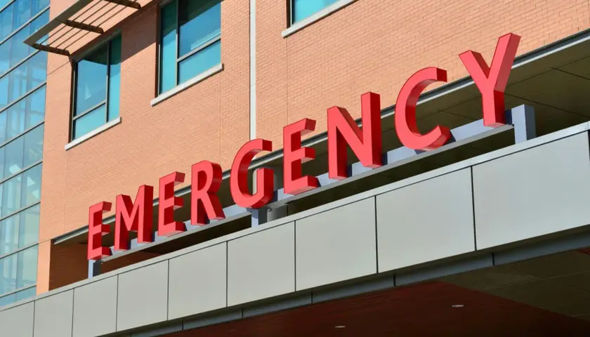 Insegna rossa "EMERGENCY" su un edificio ospedaliero. Speriamo che il referto pronto soccorso sbagliato non sia stato un problema grave.