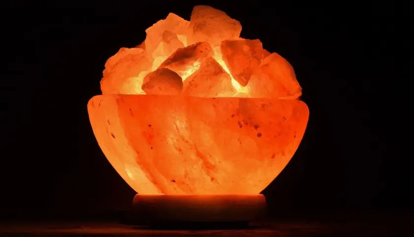 Lámparas de sal para que sirven: crean un ambiente cálido y relajante. Su luz anaranjada ilumina cristales de sal natural.