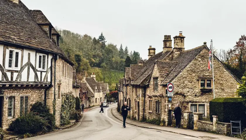 Kamienna uliczka w Cotswolds, z tradycyjnymi domami i zielenią.
