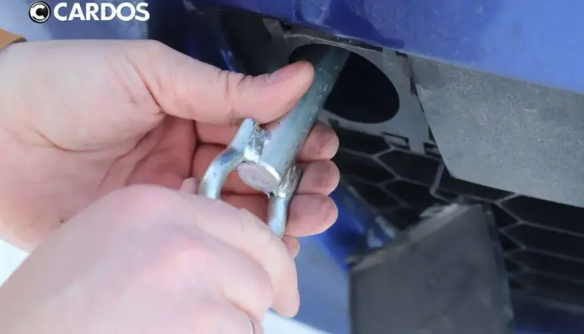 Ucho holownicze Toyota Avensis: Gdzie jest i jak je wkręcić?