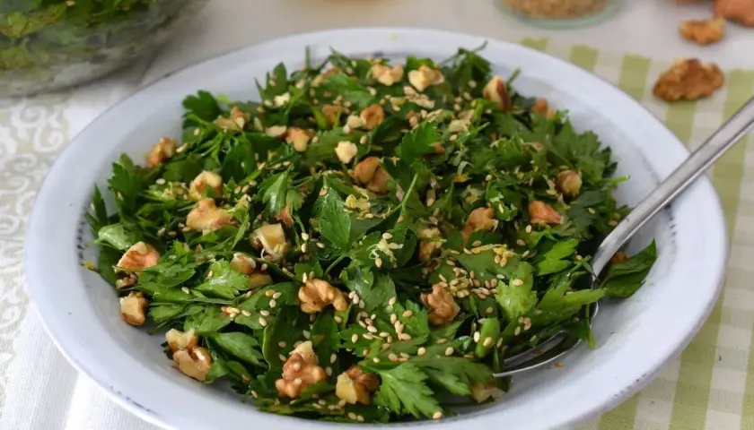 Ensalada primavera fresca con perejil, nueces y semillas de sésamo. Un plato ligero y lleno de sabor.