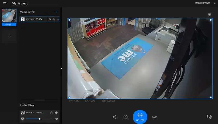 Interfaz de SplitCam para ver camara ip. Muestra la vista de una cámara de seguridad en una tienda.