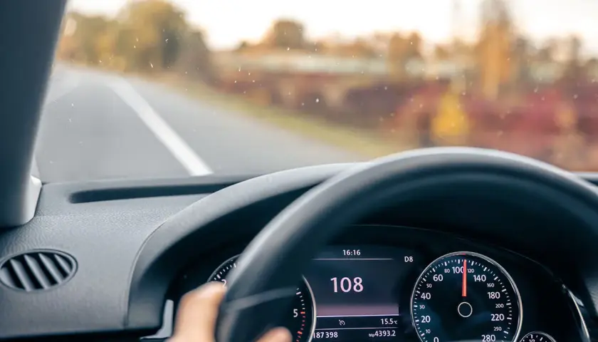 Prędkościomierz pokazuje 108 km/h. To przekroczenie prędkości o 20 km/h, jeśli limit wynosi 90 km/h.