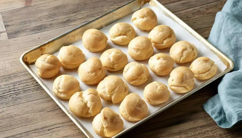 Bicchierini dorati pronti per essere farciti, un classico della pasta choux ricetta originale.