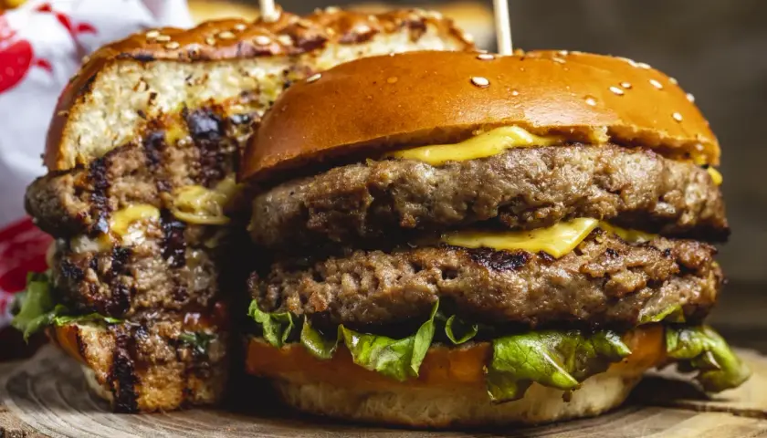 Najlepsza sałata do burgera, która nie zwiędnie pod gorącym mięsem