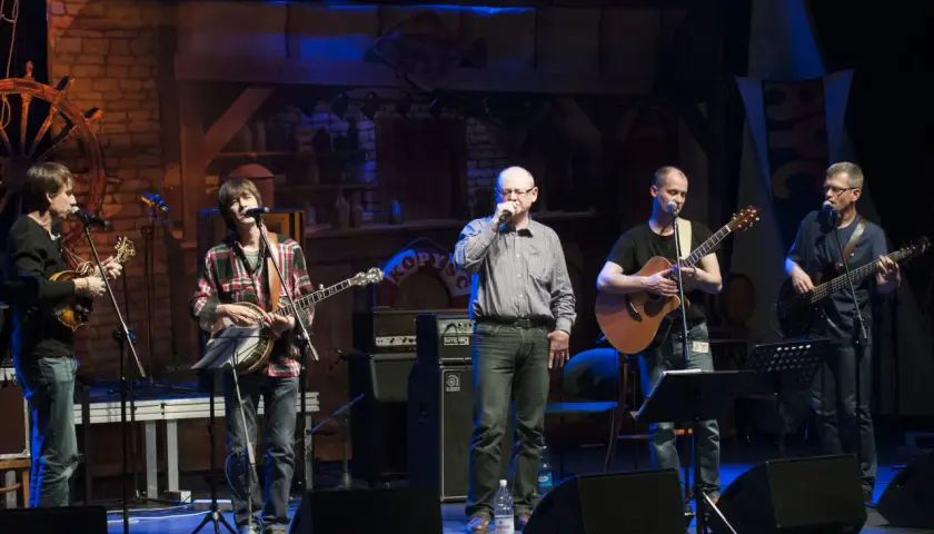 Zespół grający shanty, w tym mechanicy Marco Polo, na scenie.
