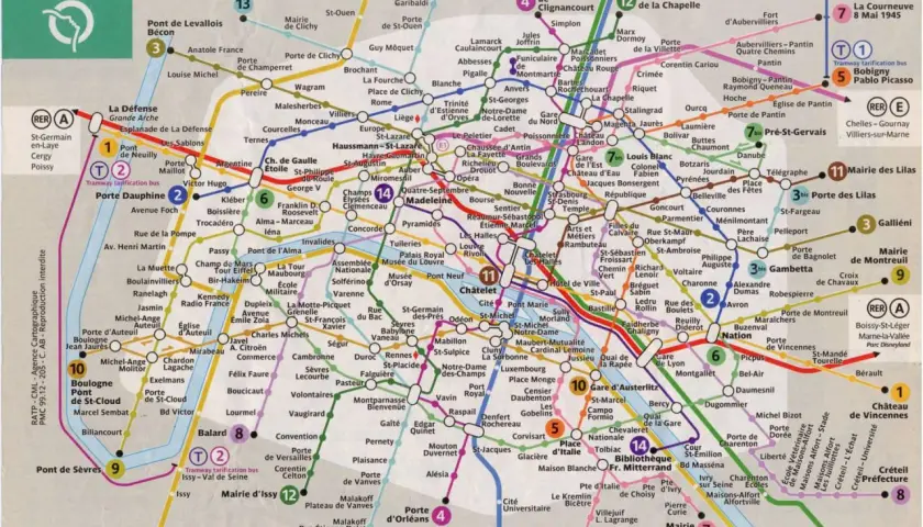 W Paryżu jest 16 linii metra (M) i RER (kolej podmiejska).