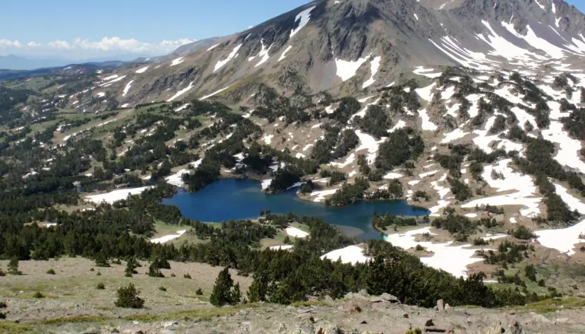 Paisaje de alta montaña con lagos azules y nieve, típico de la zona de Mont Louis.