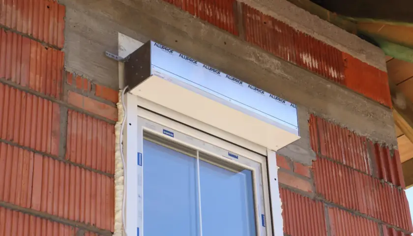 Montaż rolety zewnętrznej nad oknem, która pozwala na skuteczne zamknięcie nawiewników w oknach.