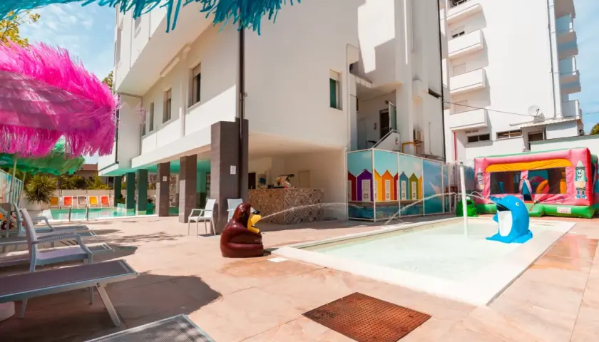 Un colorato family hotel metropolitano con piscina, gonfiabili e divertenti decorazioni per bambini.