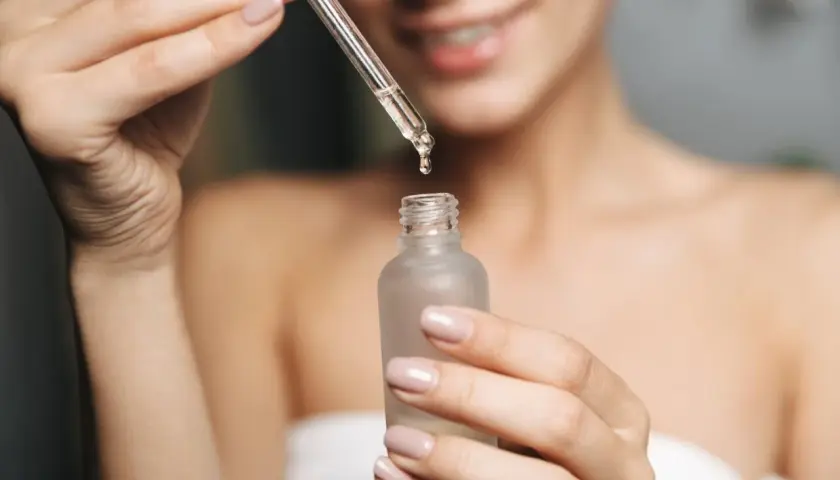 Kwas fitowy działanie: kropla serum z pipety spada do buteleczki, przygotowując skórę na odżywczy dotyk.