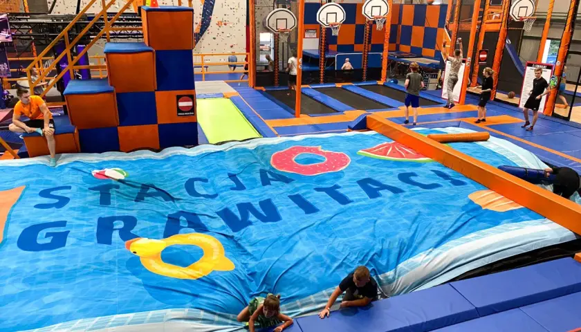 Dzieci bawią się na trampolinach w "Stacji Grawitacji", jednej z najlepszych sal zabaw Warszawa.