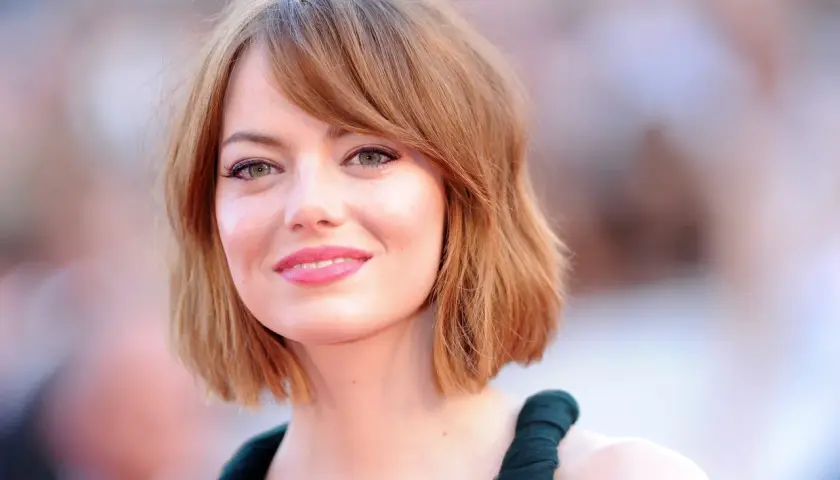 Emma Stone z subtelnym makijażem do zielonych oczu, podkreślającym ich naturalny kolor.